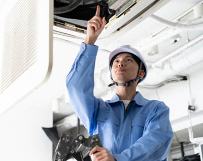 丁寧なエアコン工事の様子